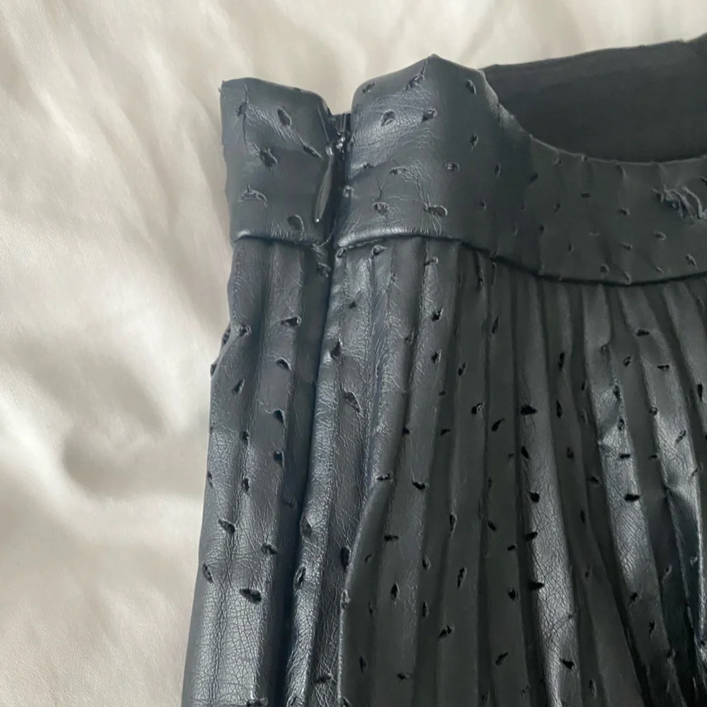 Club Monaco Mairin faux leather laser cut pleated skirt Size 6 - Picture 4 of 6